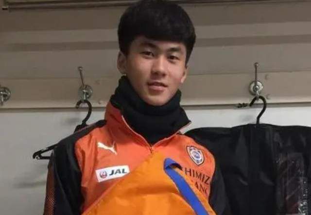 孙氏正侧身坐在床边，一勺一勺的伺候杨华忠吃早饭，听到杨若晴的话，孙氏笑着看了杨若晴一眼，说道：晴儿要跟娘学种菜，这敢情好呀，可你爹一个人在家，身边没个人不成吧？有啥不成的？我上昼不喝茶水，不解手，躺着也没啥事。